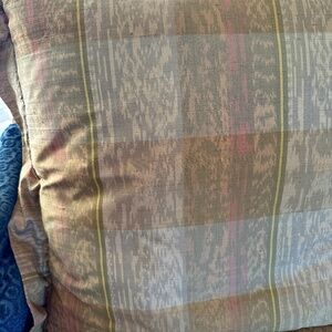NWOT ROBB & STUCKY DECORATIVE PILLOW
SILK / 
High End Designer